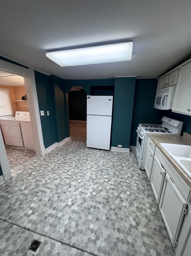 Building Photo - Updated South End 3 Bedroom