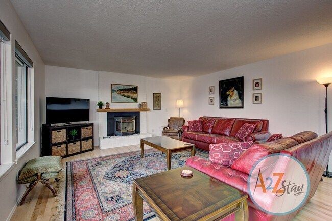 Building Photo - Executive Rental in North End Foothills