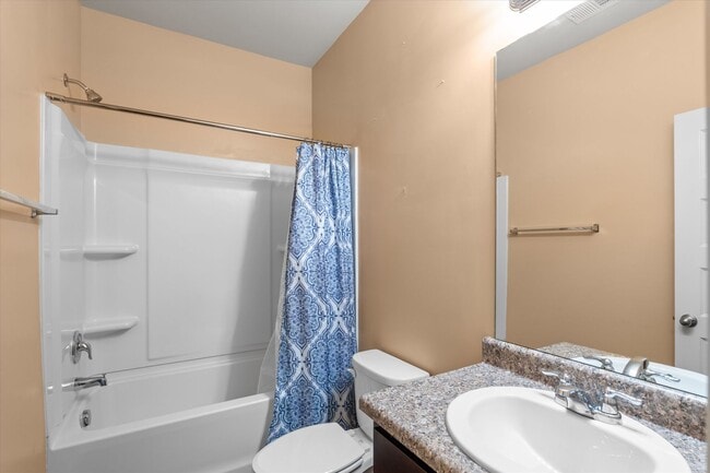 Building Photo - Great 5 Bedroom Home in Evans