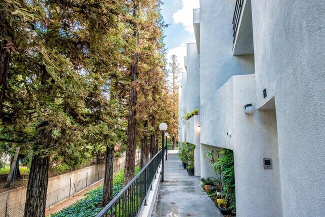 Building Photo - Modern Style 3 Bed / 3 Bath Townhouse + Bonus Room in North Alhambra!