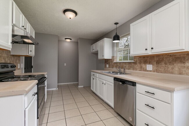 Building Photo - REMODELED 3 Bedroom | 2 Bathroom | 2 Car G...