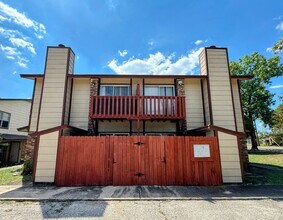 Building Photo - 3002 Chaucer Dr