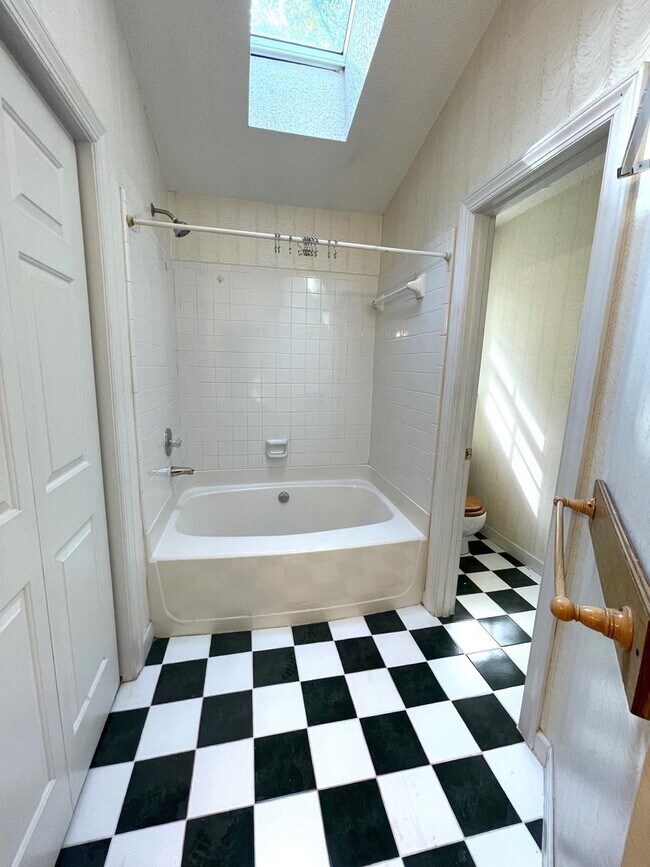 Building Photo - Light & Airy Townhome in Downing Creek, wo...