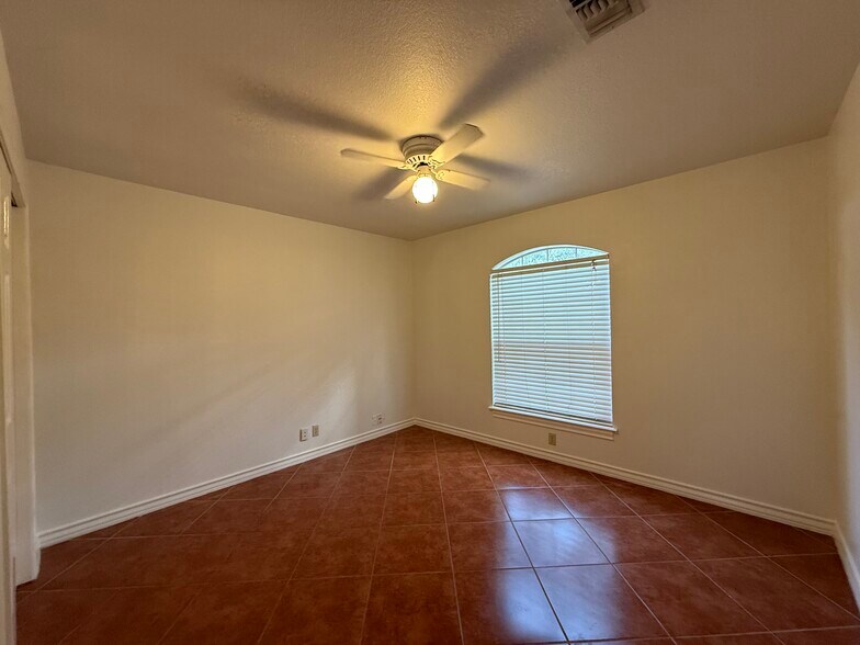 Building Photo - 1907 Summerwood Dr