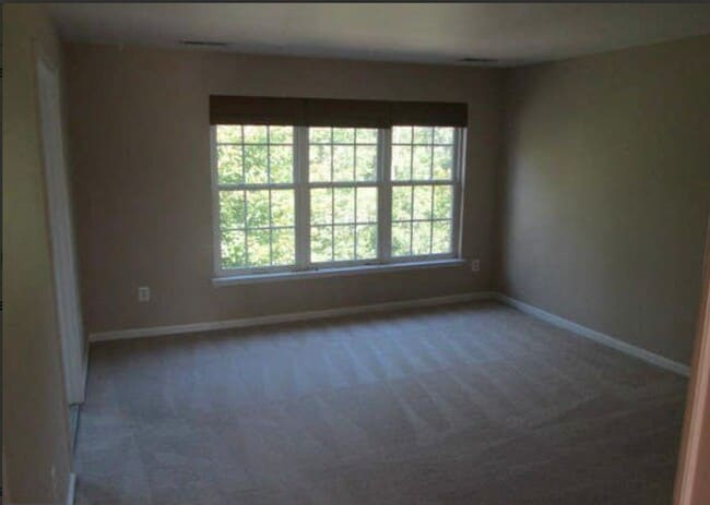Building Photo - Beautiful 3 Bed 2 Bath 2 Half Bath Brick T...
