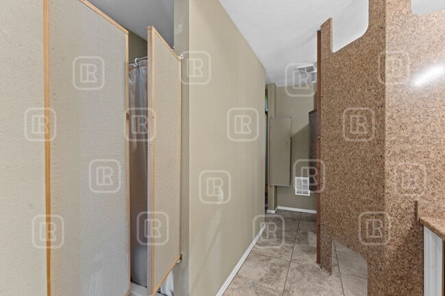 Building Photo - 7800 E Alki Ave