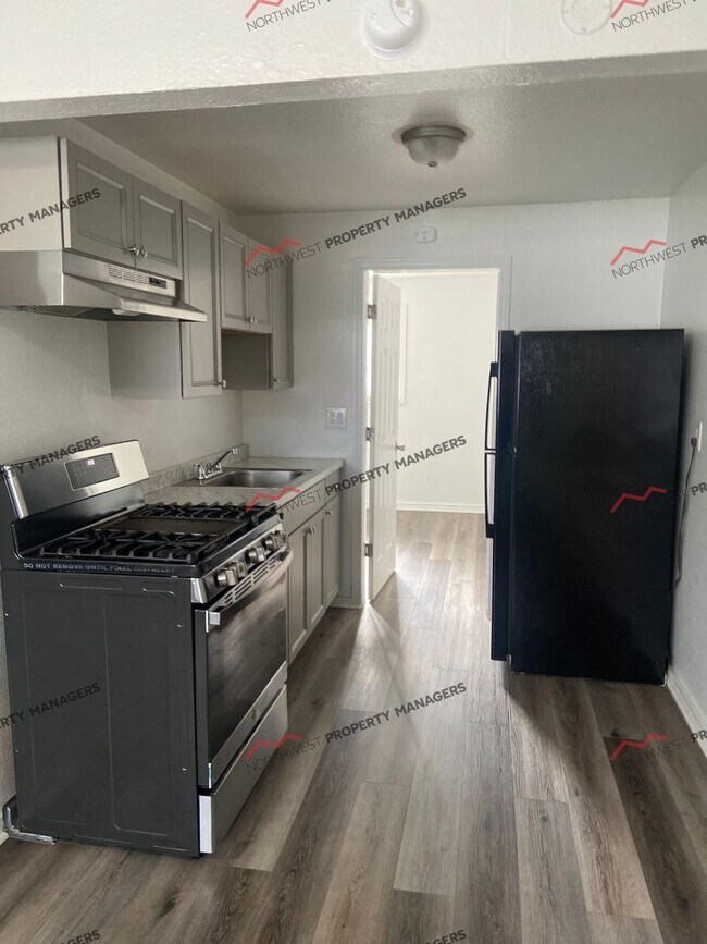 Building Photo - R72B