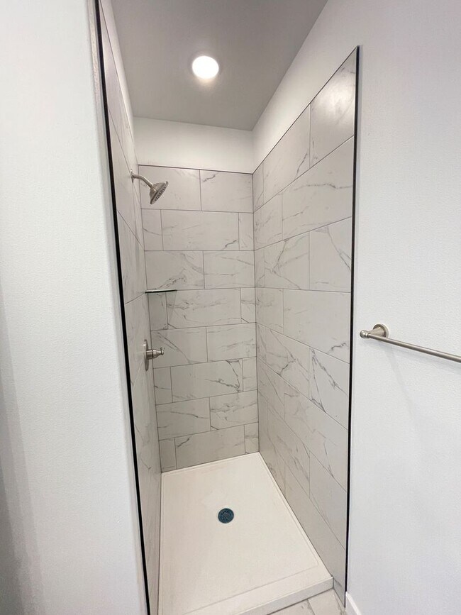 Building Photo - Brand new modern townhomes