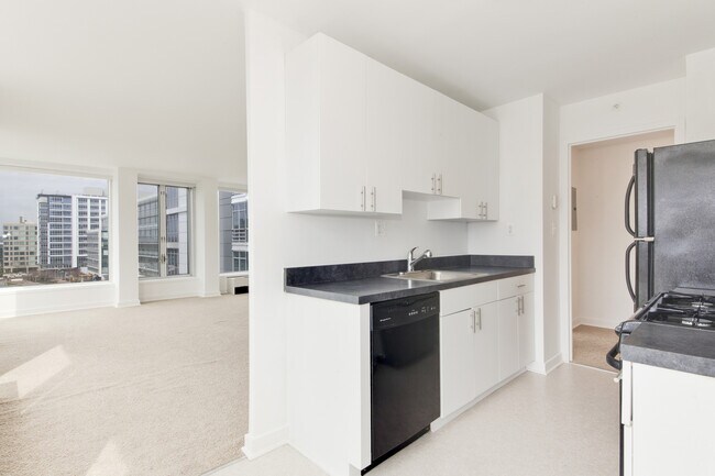 Building Photo - Sunny 1 bedroom condo in SW Waterfront!