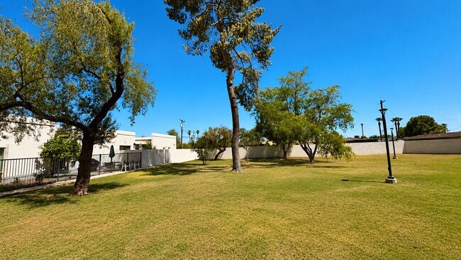 Building Photo - 322 E Huntington Dr
