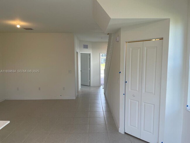 Building Photo - 945 NE 211th St