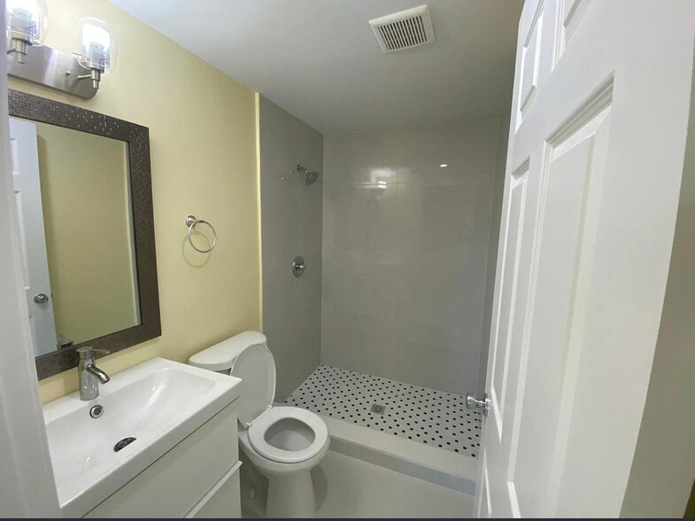 2nd bathroom - 3633 SE 20th Ter
