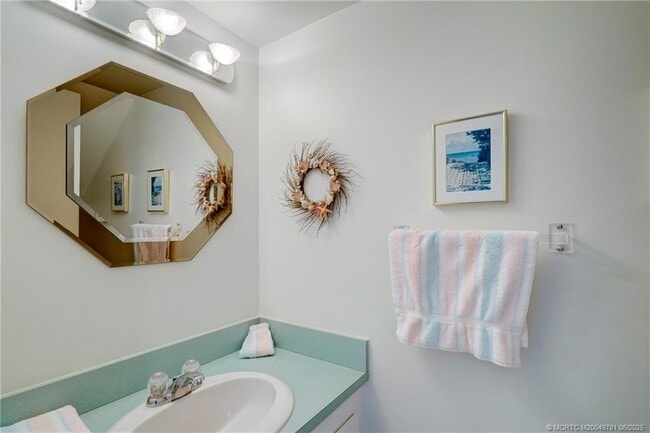 Building Photo - 5532 NE Gulfstream Way