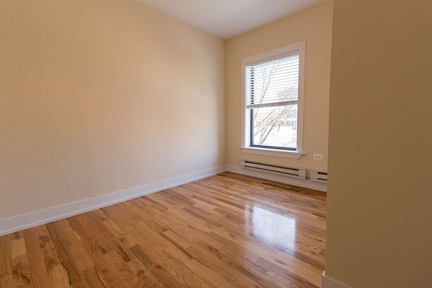 Building Photo - 909 W Cornelia Ave