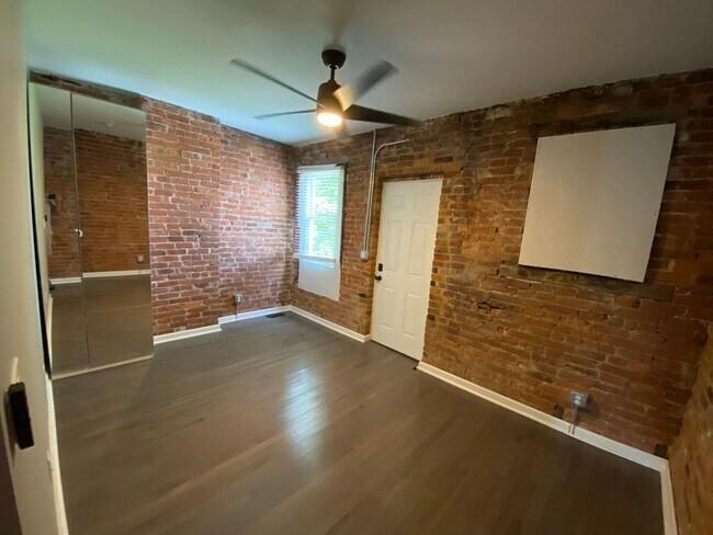 Building Photo - 162-164 E 11th Ave