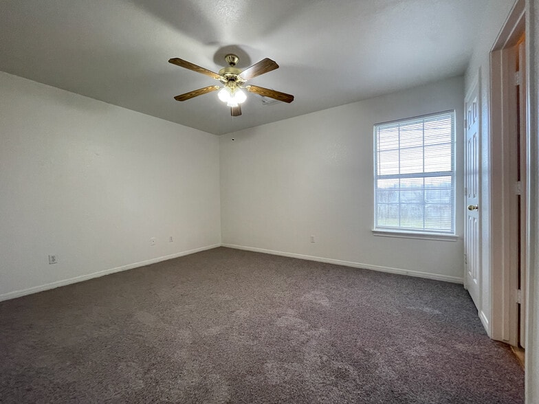 Building Photo - 145 Spring Water Ln