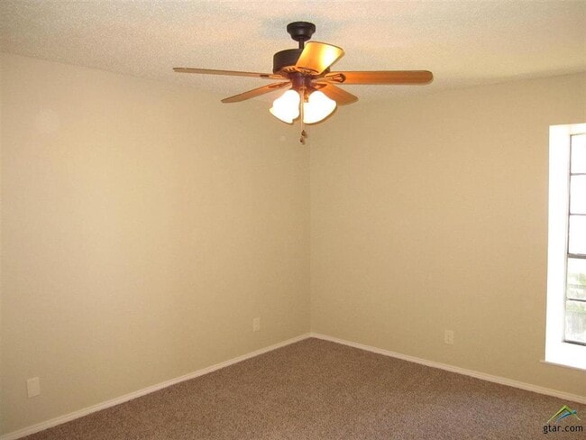 Building Photo - 323 Top Hill Dr