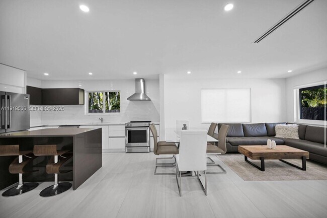 Building Photo - 1546 Van Buren St