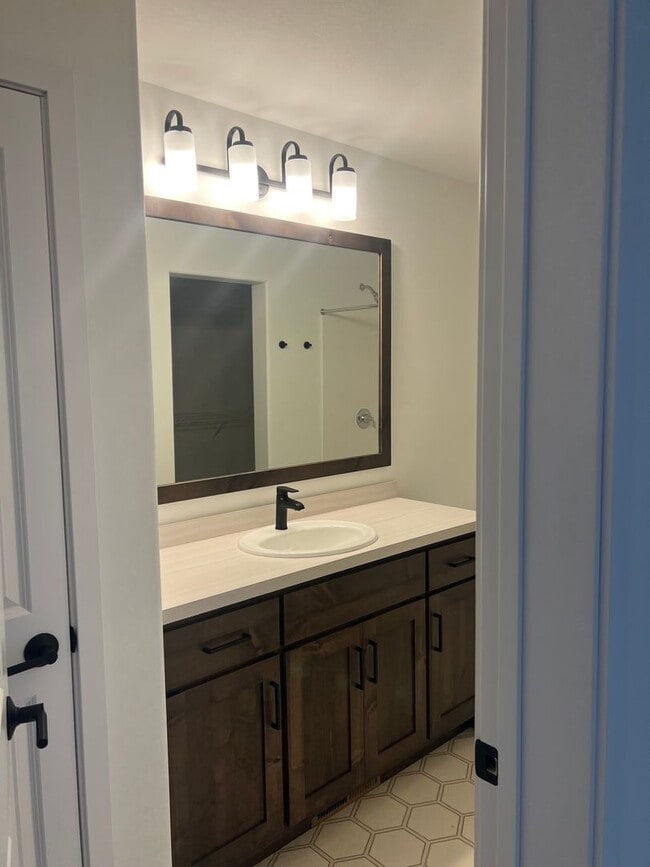 Building Photo - 3 Bed 2.5 Bath Single Family Home