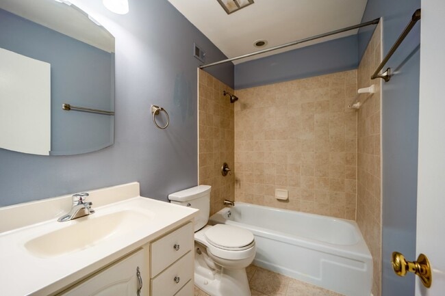 Building Photo - Renovated townhouse backing to trees with loads of privacy!