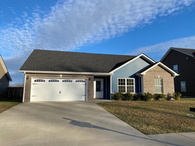 Building Photo - Beautiful 3 bed 2 bath home with Bonus room! Close to shopping and Ft. Campbell.