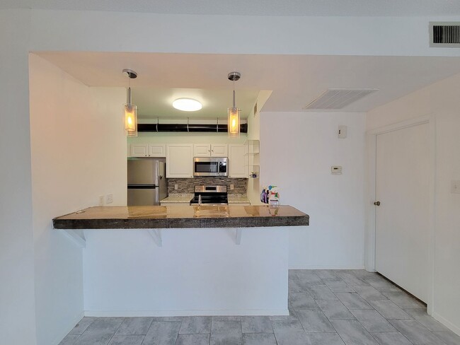 Building Photo - Spacious one of a kind 2 bedroom 2 bath condo in excellent condition. Entire condo has been paint...