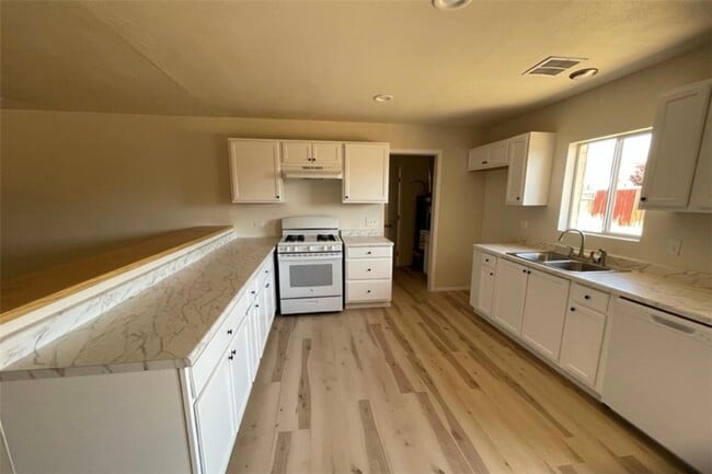 Building Photo - 1055 Hillside Dr