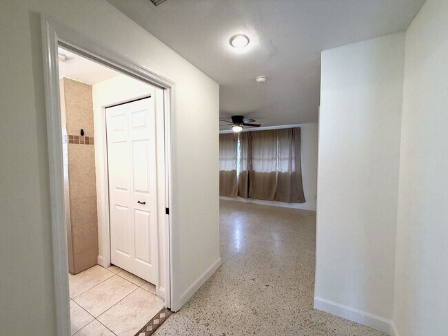 Building Photo - 3/2/1 car garage in S. Ft. Myers Off Cypress Lake!