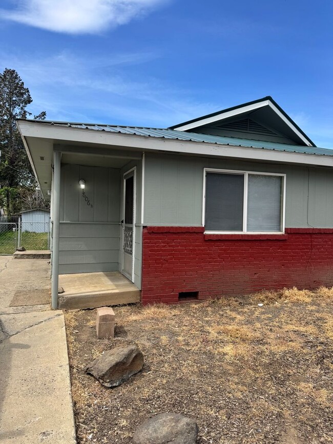 Building Photo - d1606