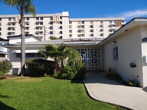 Building Photo - Large 5 Bedroom 3 Bath House that Sleeps 6...