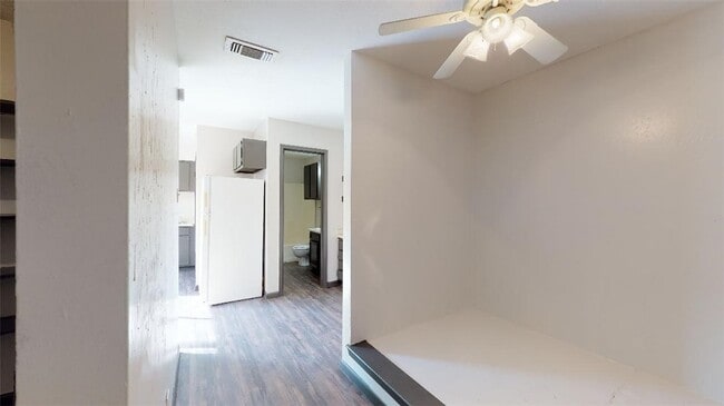 Building Photo - 725 Peppertree Dr