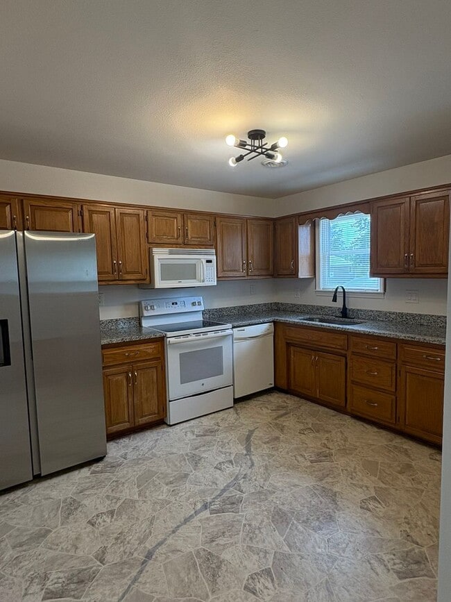 Building Photo - Delightful 2 Bedroom Bungalow Home-317 Woods