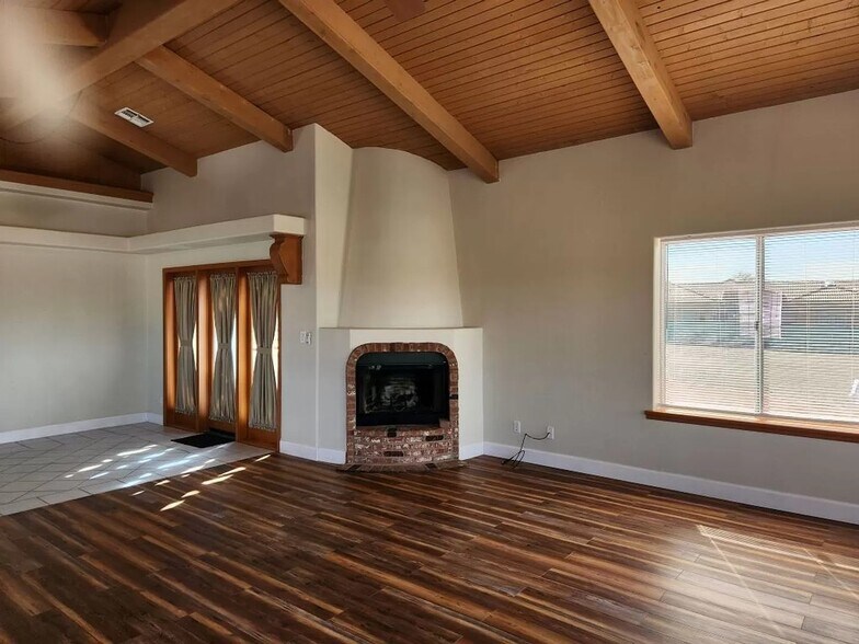 Building Photo - 2036 E Primavera Ln