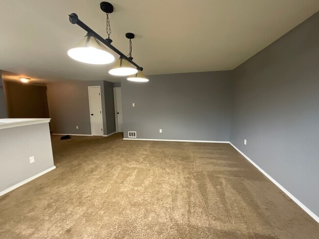 Building Photo - 5 Bedroom Home on 5 Acres!