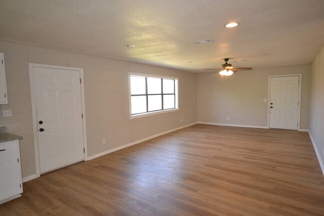 Building Photo - 412 West University