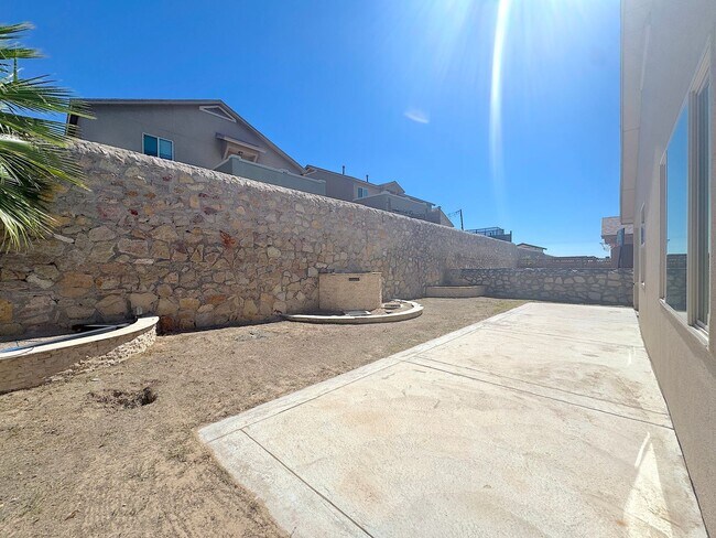 Building Photo - East El Paso 3 bed Refrig A/C