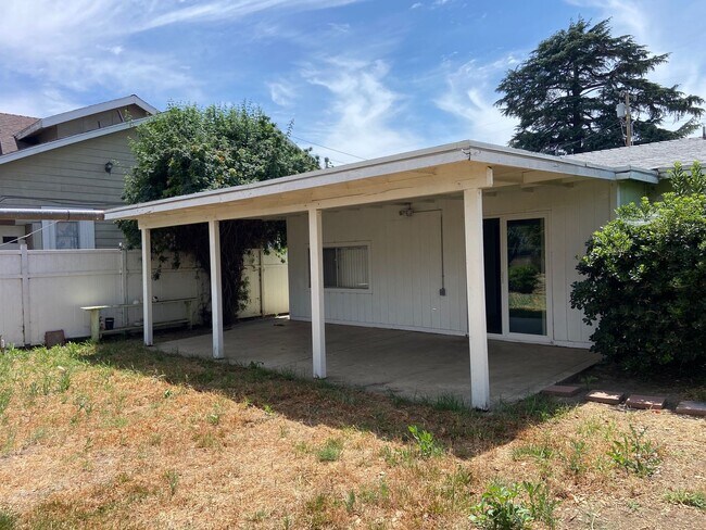 Building Photo - Cozy 3 Bedroom and 1 Bathroom in a good ar...