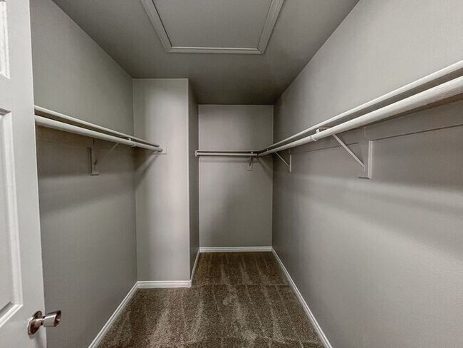 Building Photo - Stunning 5-Bedroom Home in Gated Community...