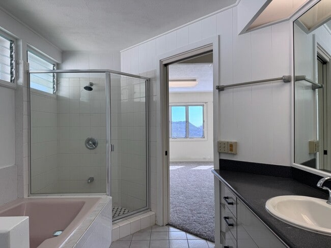 Building Photo - 3br - 3 Bed/2 Bath House with Family Room - Convenient Honolulu Location