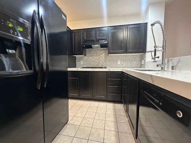 Building Photo - 1 bed, 1 bath condo in guard gated community!
