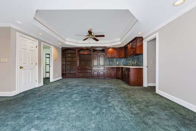 Building Photo - 6920 Oakbrook Way