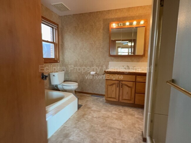 Building Photo - 2737 Sierra Vista Dr