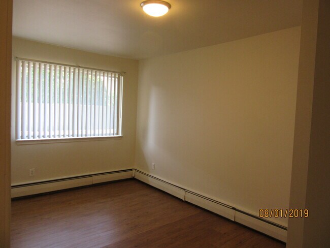 4 BDR Bedroom #2 - 910 E Bellows St