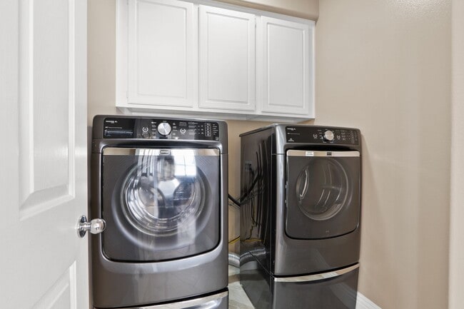 Building Photo - Spacious 3 Bedroom 3 Bath Available Now!