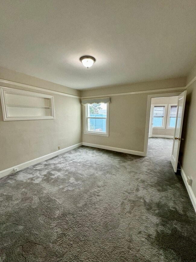 Building Photo - 615 Prague St