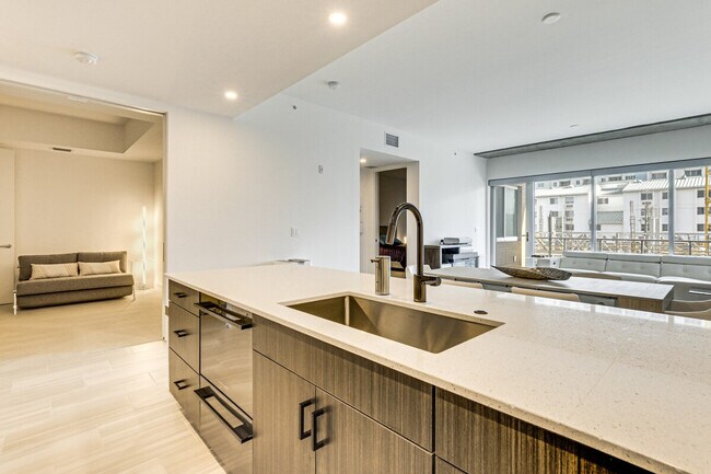 Building Photo - 332 Cocoanut Ave