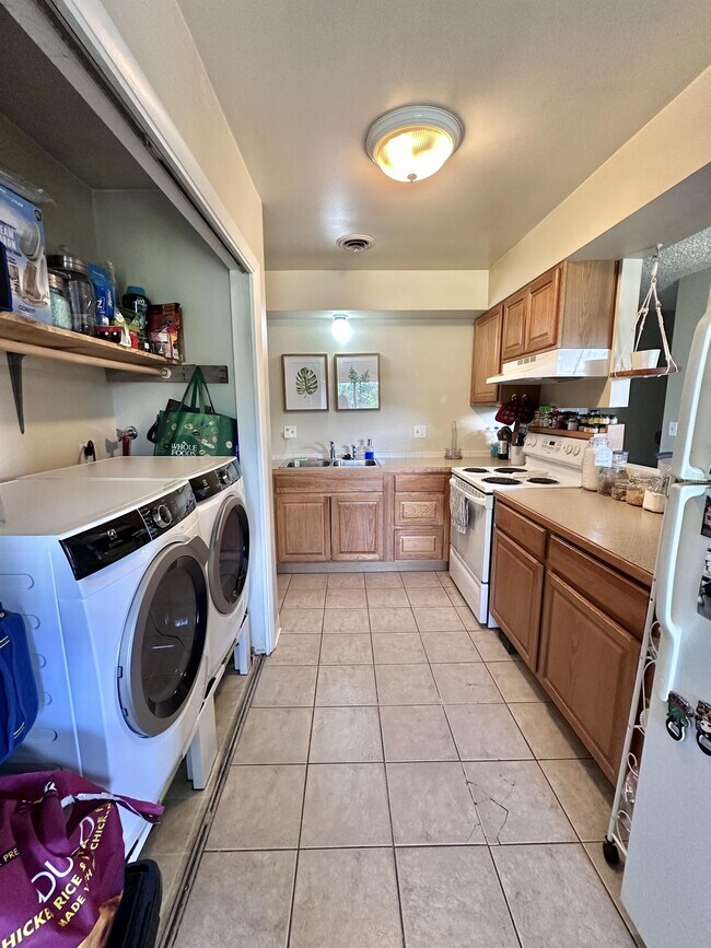 Building Photo - 1600 Banyan Dr