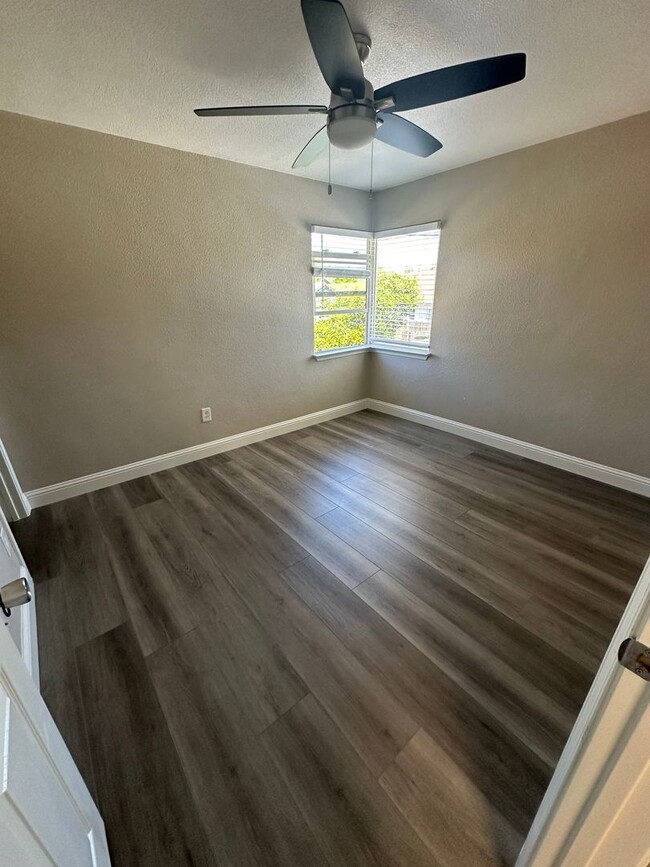 Building Photo - 215 Tahoe Ave