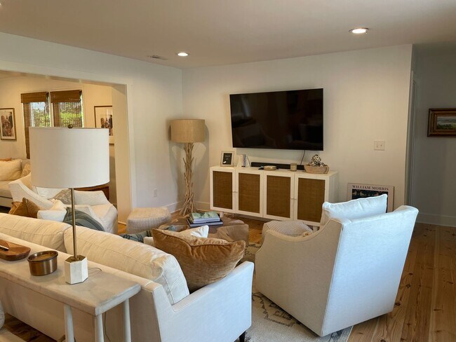 Building Photo - Old Village Cottage - 1.5 Blocks to Pitt Street Bridge