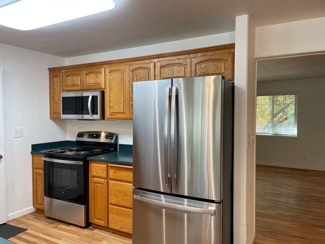 Building Photo - Nice 3 Bedroom 2 Bath Home-Office Space-Located in a Quiet East Medford  Nieghborhood East Medford